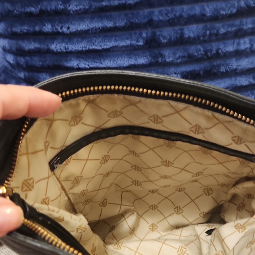 Elegant Black Leather Crossbody Bag - Picture 4 of 6